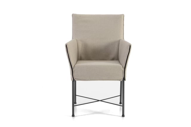 Beige stoffen fauteuil met armleuningen en metalen kruisonderstel op witte achtergrond.