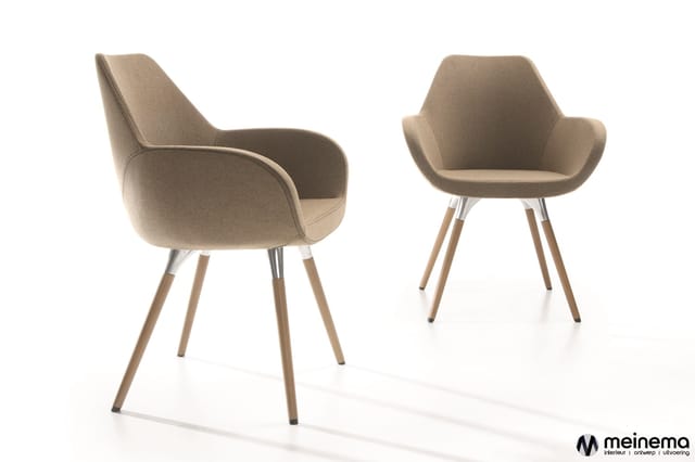 Twee beige stoelen met armleuningen, houten poten en metalen accenten, weergegeven van voor- en zijkant.