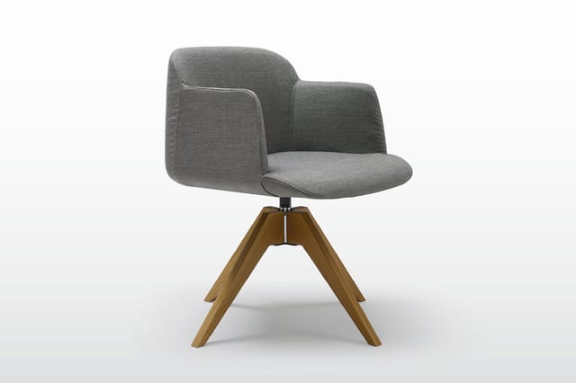 Quinti Deep collectie met grijze stoffen bekleding, geïntegreerde armleuningen en een houten kruisvoet