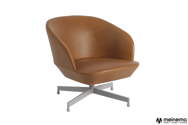 Cognac bruine loungefauteuil met ronde rug op grijs metalen spilvoetstoel tegen witte achtergrond.