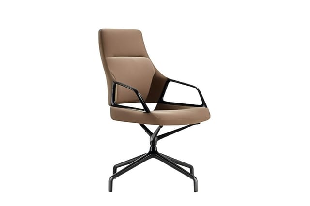 Moderne bureaustoel met taupe gestoffeerde zitting en rugleuning, zwart metalen frame en draaibasis, armleuningen.