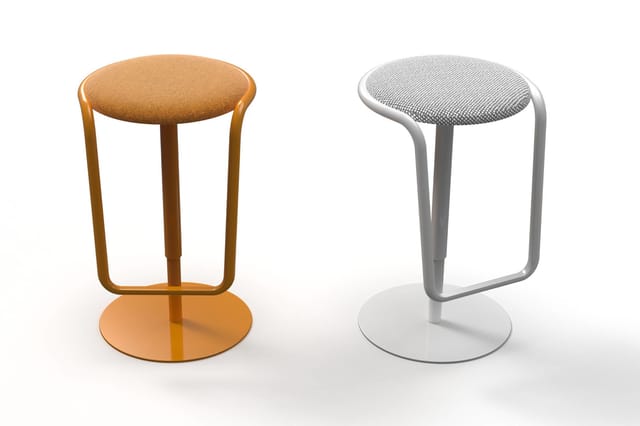 Twee krukken met ronde zitting naast elkaar: links een bruine met houten frame en metalen voet, rechts een grijze met gestoff