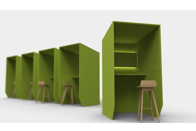 Groene geluidswerende werkboxen met houten barkrukken. Vier kleinere cellen in een rij, één grotere cel met ingebouwde verlic
