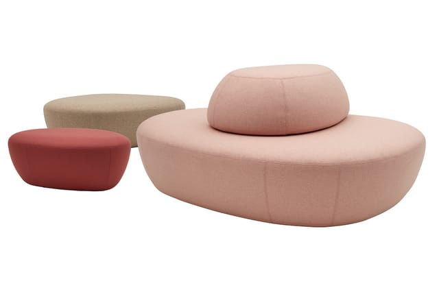 Drie poefjes in verschillende maten en kleuren: rood, beige en roze, met ronde en ovale vormen, opgesteld naast elkaar.