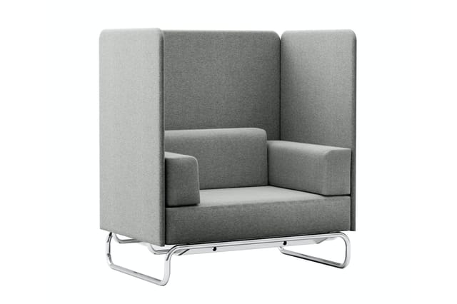 Grijze boxchair met hoge rugleuning, armleuningen en zitplaats, op chromen onderstel, vrijstaand tegen witte achtergrond.