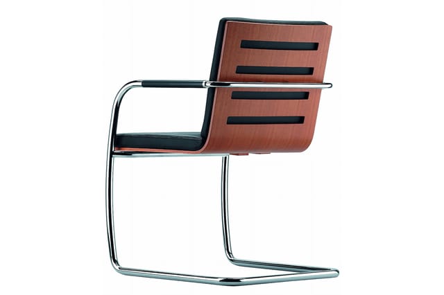 Moderne bureaistoel met houten rugleuning in roodbruin, zwarte zitting, chromen frame en armleuningen, kantelfunctie.