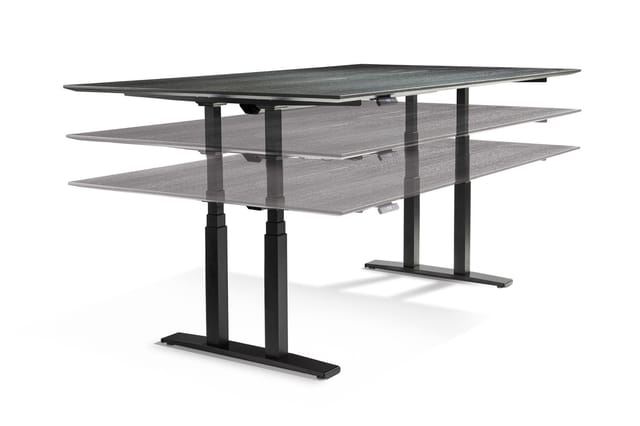 Moderne vergadertafel met zwart blad en zwart metalen onderstel, drie grijs houten legplanken voor opbergruimte.