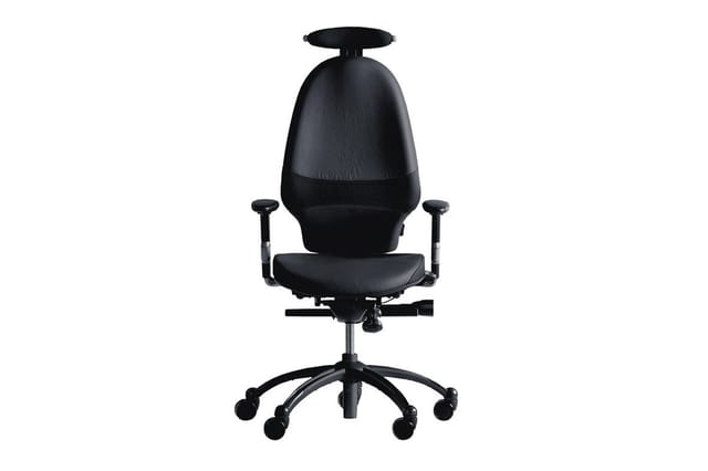 Zwarte bureaustoel met ergonomische rugsteun, verstelbare armleuningen, zwarte voet met wielen, frontaal gefotografeerd.