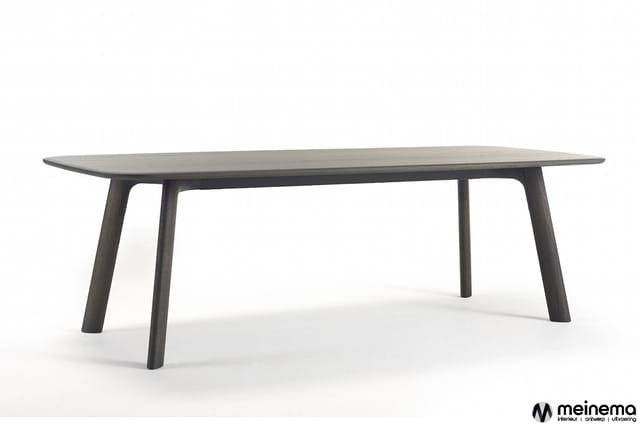 Donkergrijze houten vergadertafel met afgeronde blad en massieve schuine poten, vrijstaand tegen witte achtergrond.