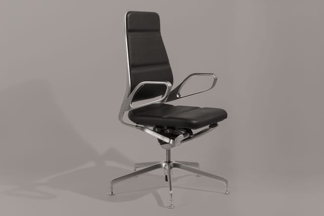Moderne bureaustoel met zwarte bekleding, zilverkleurig aluminium frame, ergonomische rugleuning en armleggers, op een draaiv