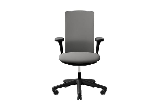 Grijze bureaustoel met ergonomische rugleuning, zwarte armleuningen en zwart kruisonderstel op wieltjes, vooraanzicht.