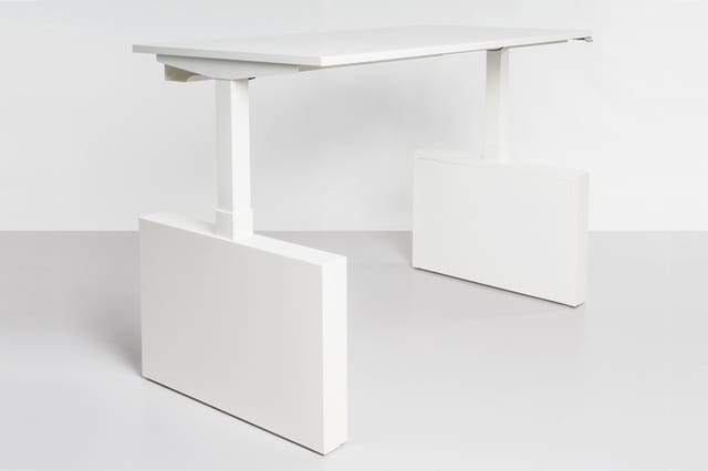Wit elektrisch verstelbaar bureau met een stijl frame en bijpassend wit kastje, getoond in een minimalistisch kantoorinterieu
