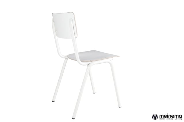 Witte design stoel met houten zitting, gebogen metalen frame en gebogen rugleuning tegen witte achtergrond.