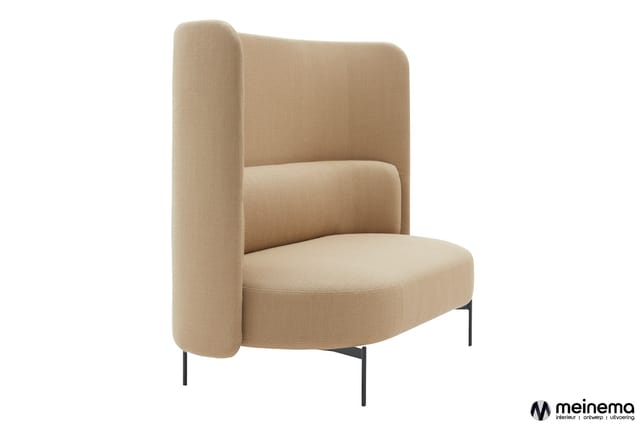Beige fauteuil met hoge rug en zijpanelen, cylindrische rugleuning, zwarte metalen poten, moderne vorm.