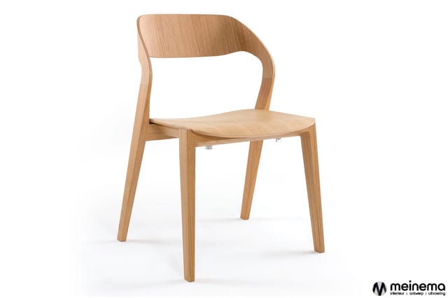 Houten stoel met gebogen rugleuning en zitting, natuurlijke houtkleur, vier poten, vrijstaand tegen witte achtergrond.