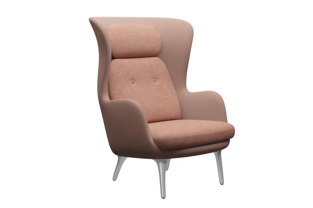 Roze/taupe loungestoel met hoge rugkuip, nektussen en gestoffeerde zijpanelen. Metalen poten in zilverkleur. Minimalistisch o