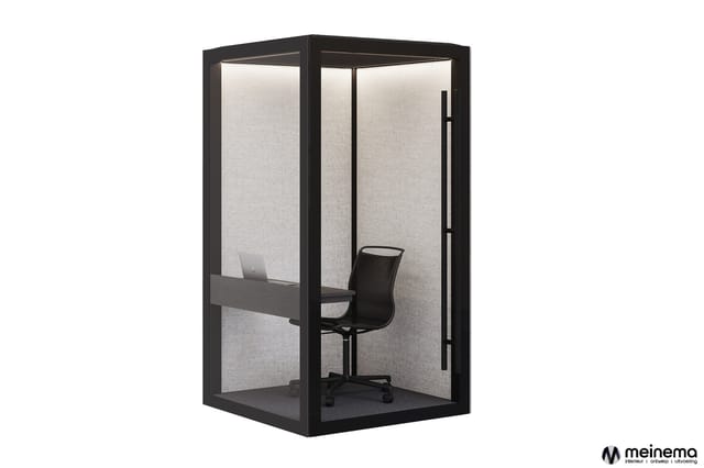 Zwarte belcel met glazen deuren, grijze akoestische wanden, zwarte bureaustoel en bureau, meinema-logo onderaan rechts.
