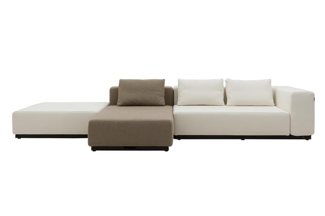 Modulaire bank in beige en taupe stof met chaise longue, losse kussens en zwart onderstel tegen witte achtergrond.