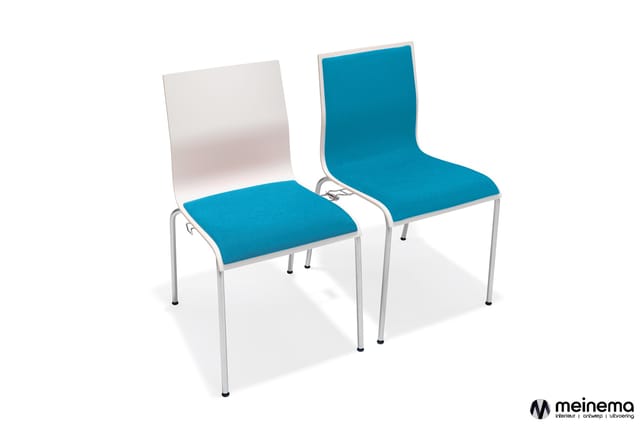 Twee gestapelde stoelen met zilveren metalen frame, blauwe zitting en wit/grijze rug tegen witte achtergrond.