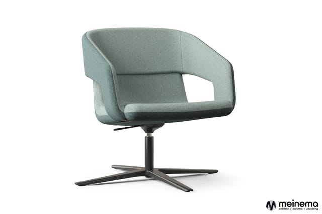Moderne draaifauteuil met mint-groen gestoffeerde zitting en rugleuning, zwart metalen kruisvoet, geïsoleerde achtergrond.