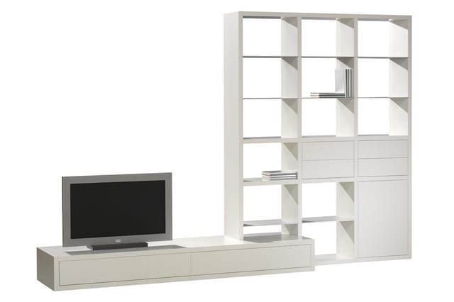 Witte tv-meubel-combinatie met tv-kast en hoge boekenkast met open vakken en gesloten laden, tegen neutrale achtergrond.