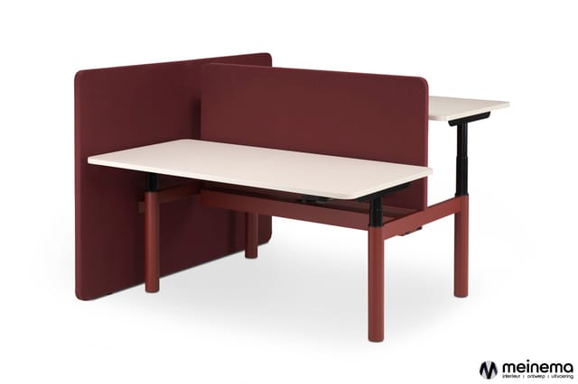 Werkplek met bordeauxrood gepolsterde akoestische schermen, witte werkblad en houten onderstel in bruin/rood.