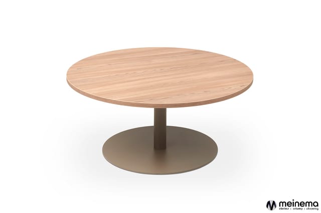 Ronde vergadertafel met licht houten blad en grijsgroene metalen voetplaat, centrale poot.