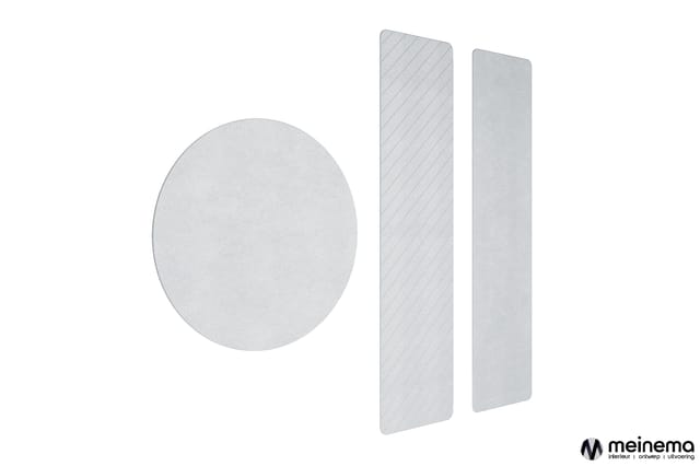 Grijze akoestische panelen: rond element en twee rechthoekige wandpanelen met diagonale structuur.