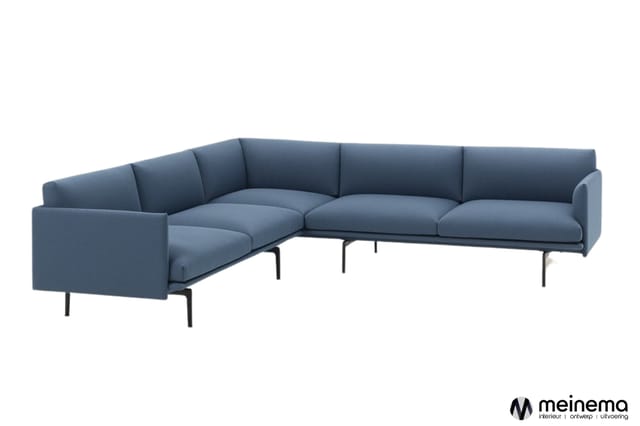 Blauwe hoekbank met modulair design, zwarte metalen poten, minimalistisch Scandinavisch interieur.